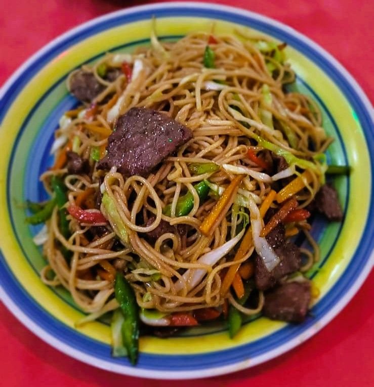 Fried noodles with beef and vegetables